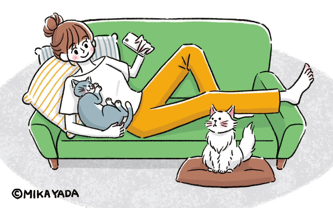 ソファーで猫とくつろぐ女性のイラスト